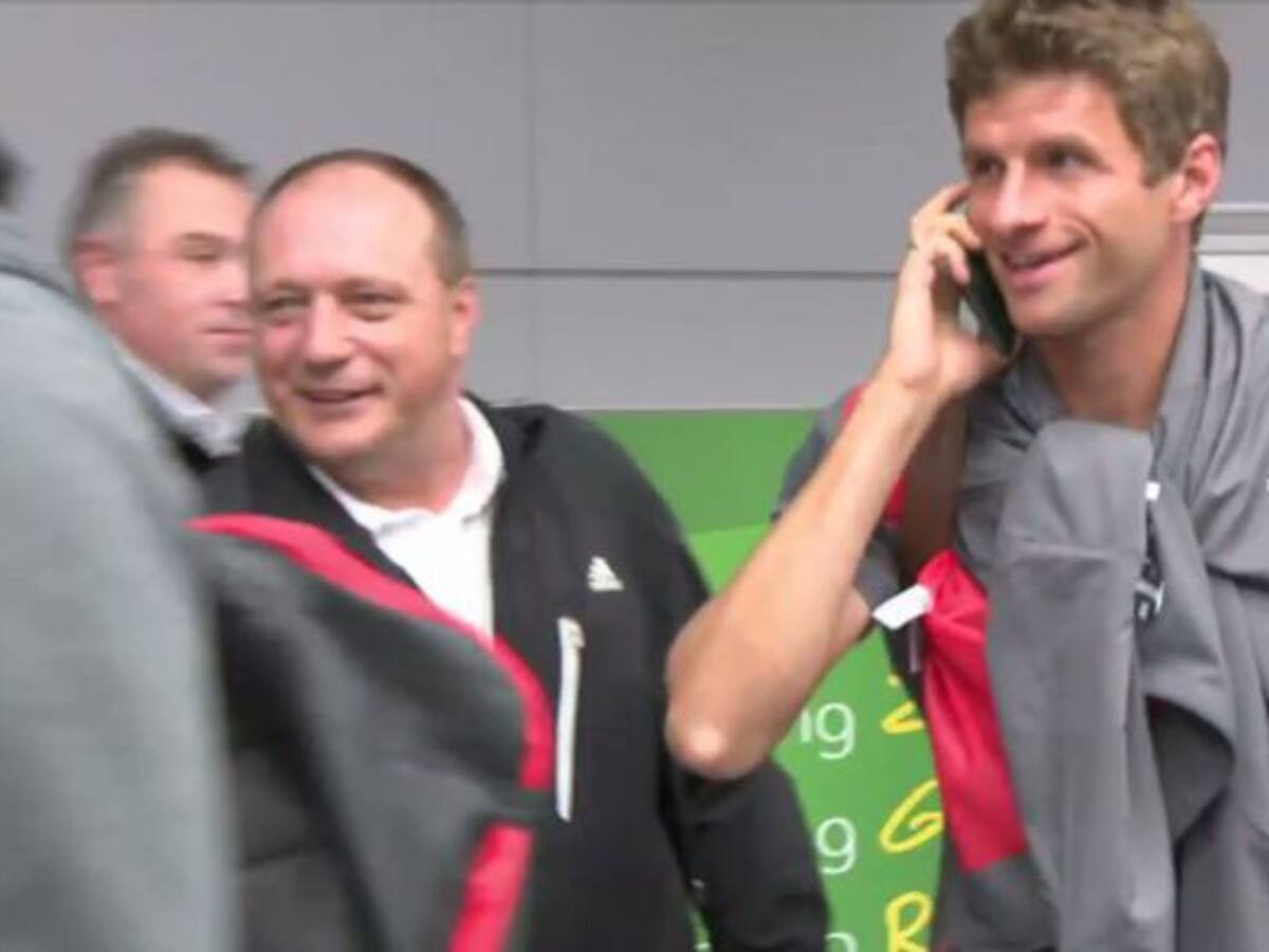 Thomas Müller esquiva a la prensa utilizando su pasaporte como teléfono móvil