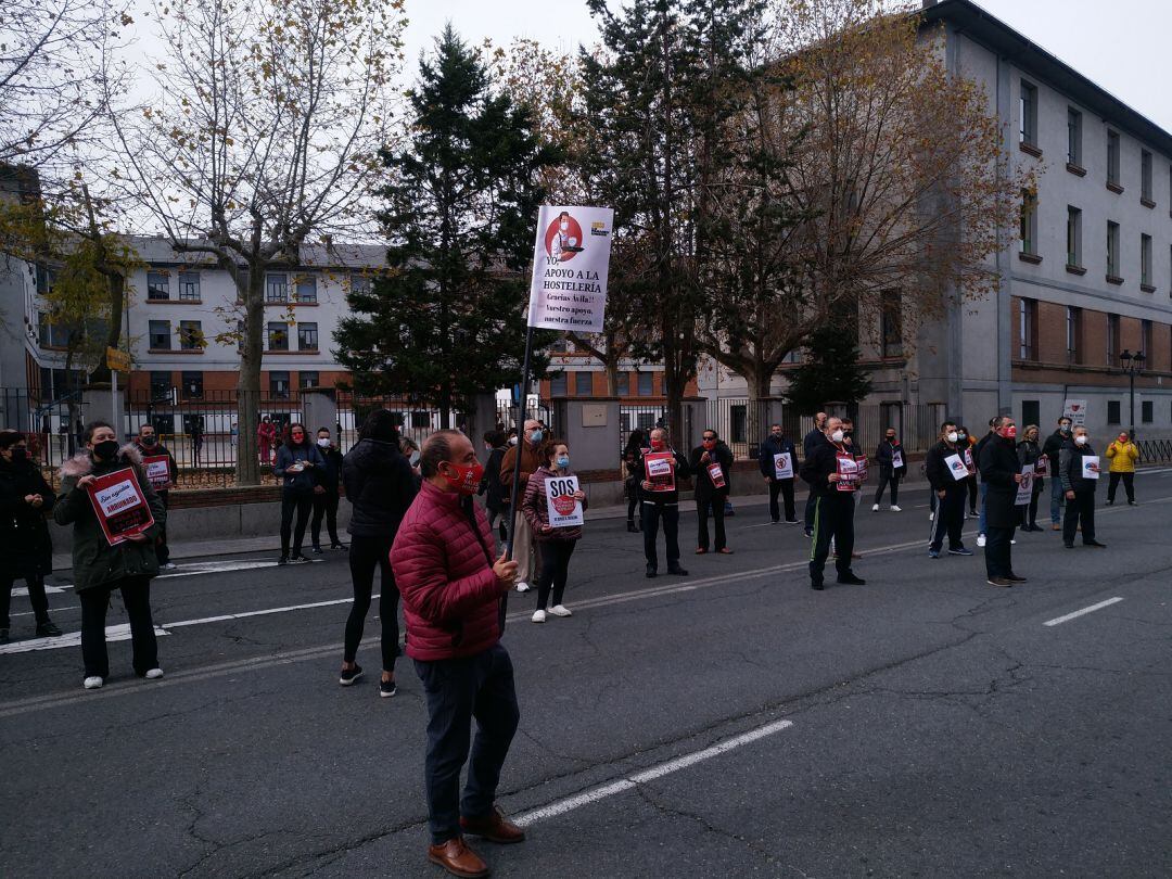 Concentración del sector de la hostelería ante las puertas de la Subdelegación del Gobierno