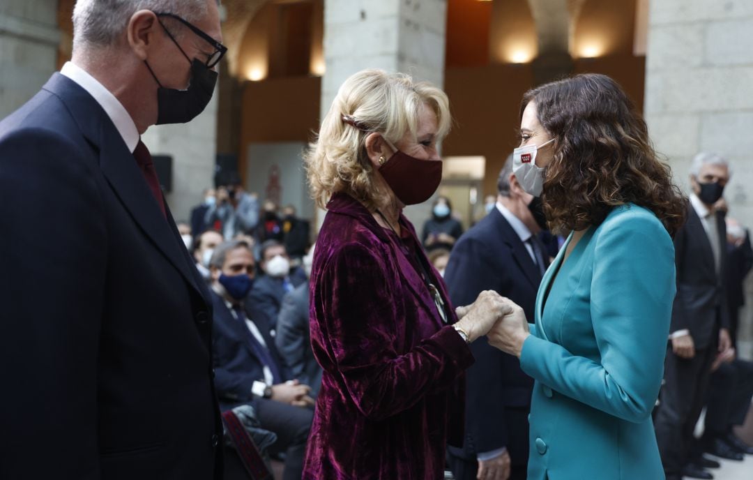 Esperanza Aguirre (izq) habla con Isabel Díaz Ayuso (dcha) durante la celebración del aniversario de la Constitución Española, en Madrid