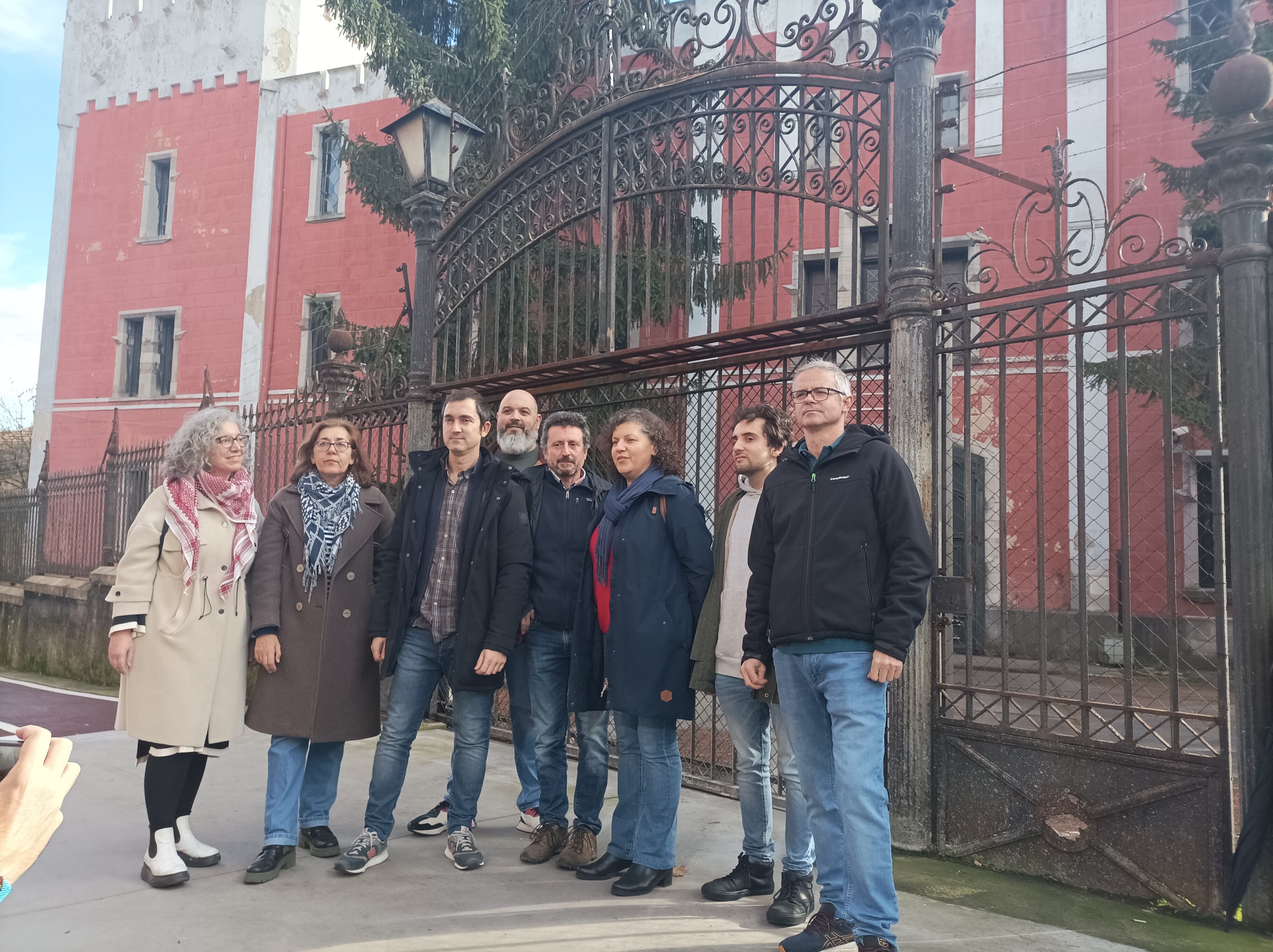 Presentación de la candidatura de Diego Ruiz de la Peña a las primarias de Podemos Asturies. Frente a la Fábrcia de Armas de La Vega.