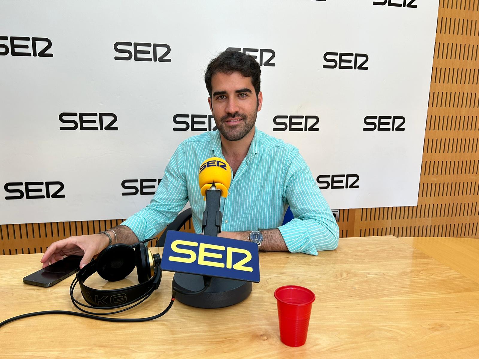 Diego Avilés, presidente de la Junta de Distrito Centro Oeste, en los estudios de Radio Murcia