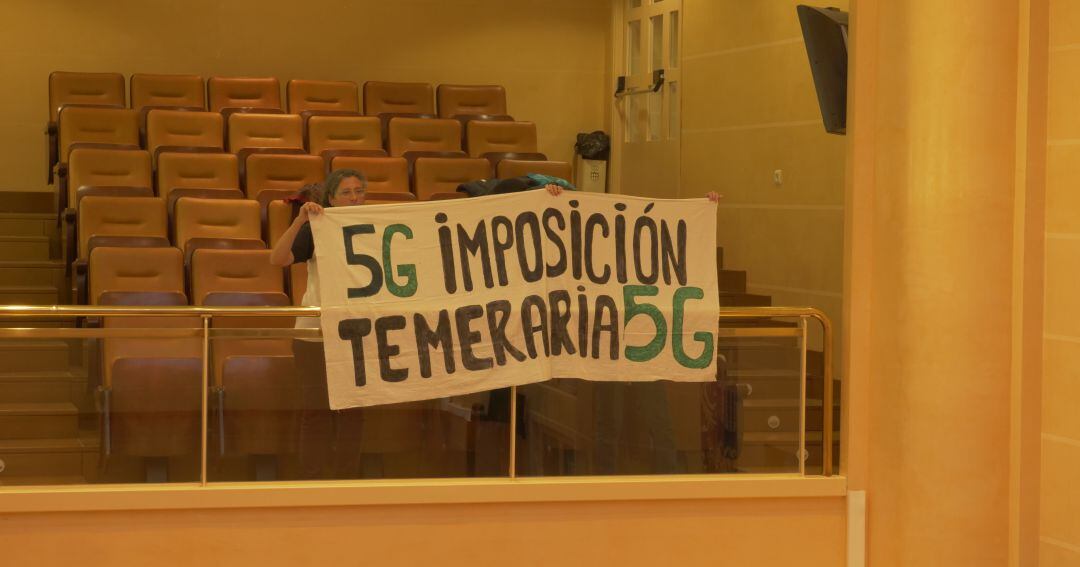 Miembros de la plataforma STOP 5G exteriorizan su protesta por la implantación de la tecnología inalámbrica en el pleno del Ayuntamiento