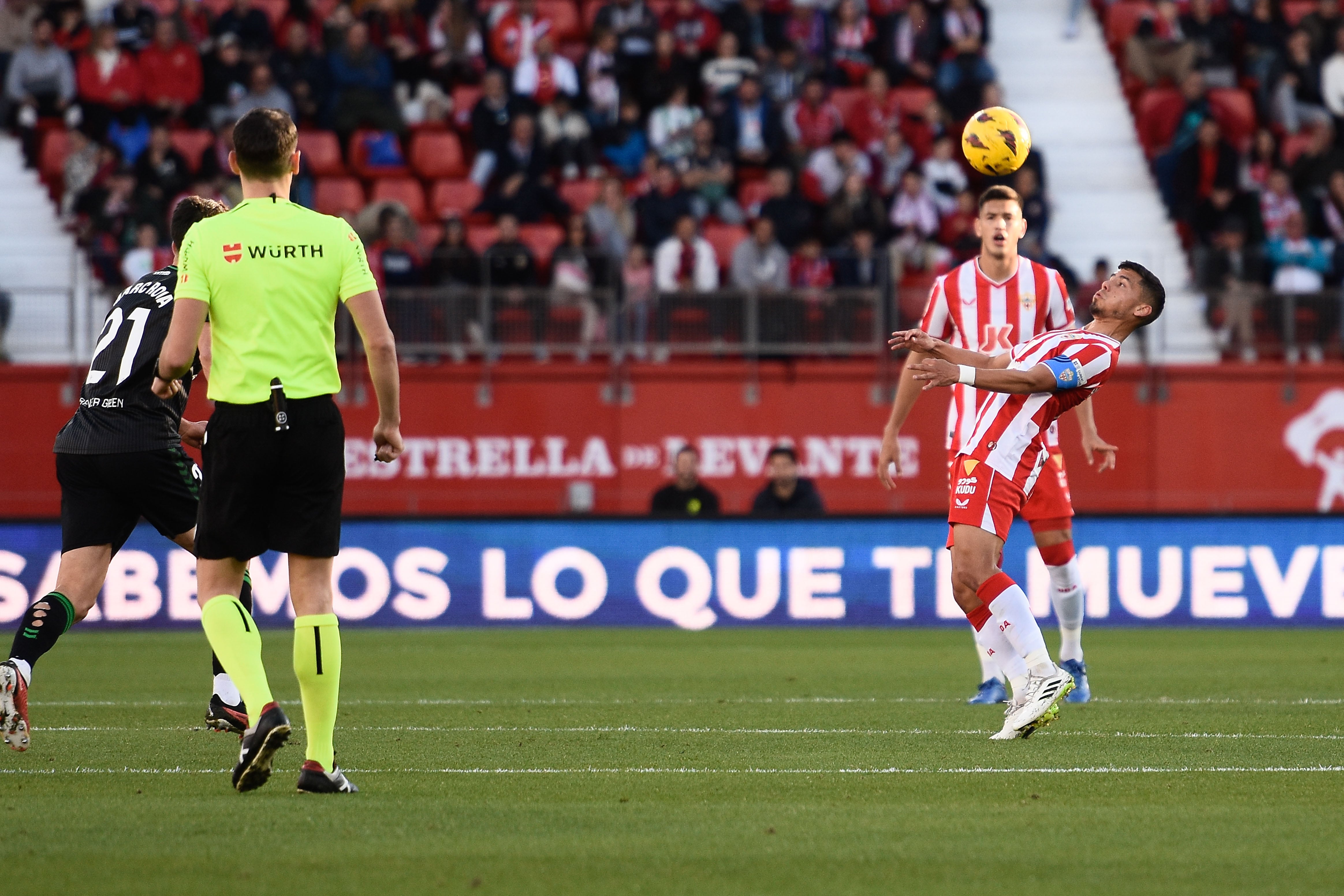 Robertone controla la pelota en el Almería-Betis.