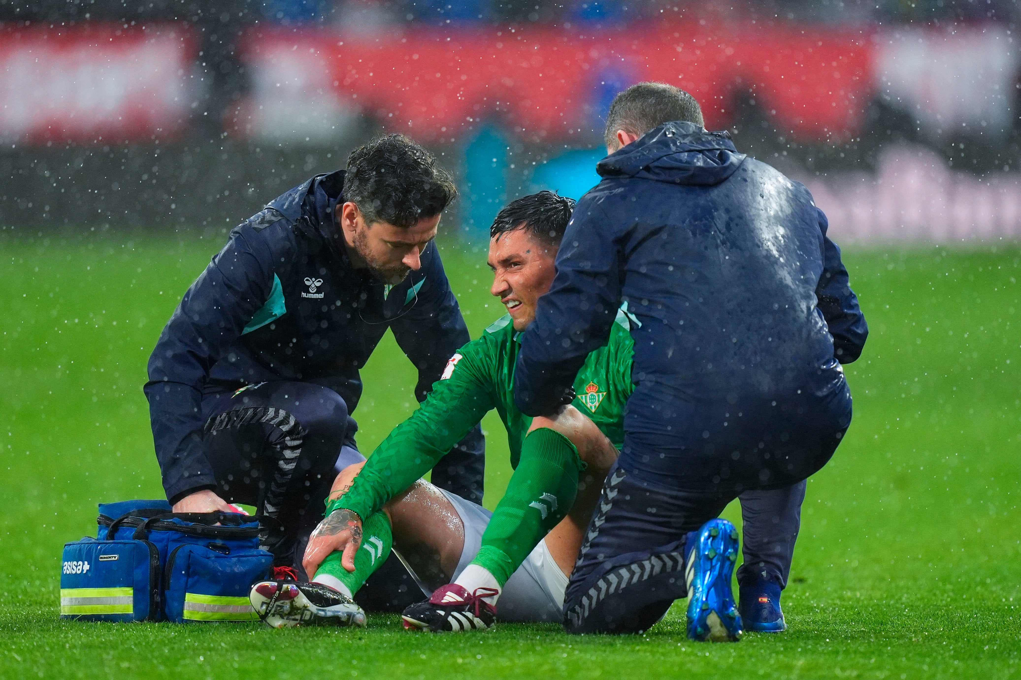 GIRONA, 31/03/2024.-El delantero del Betis Chimy Ávila es atendido por los médicos durante el partido de la jornada 30 de LaLiga EA Sports entre el Girona y el Betis, este domingo en el estadio de Montilivi en Girona.-EFE/ Siu Wu
