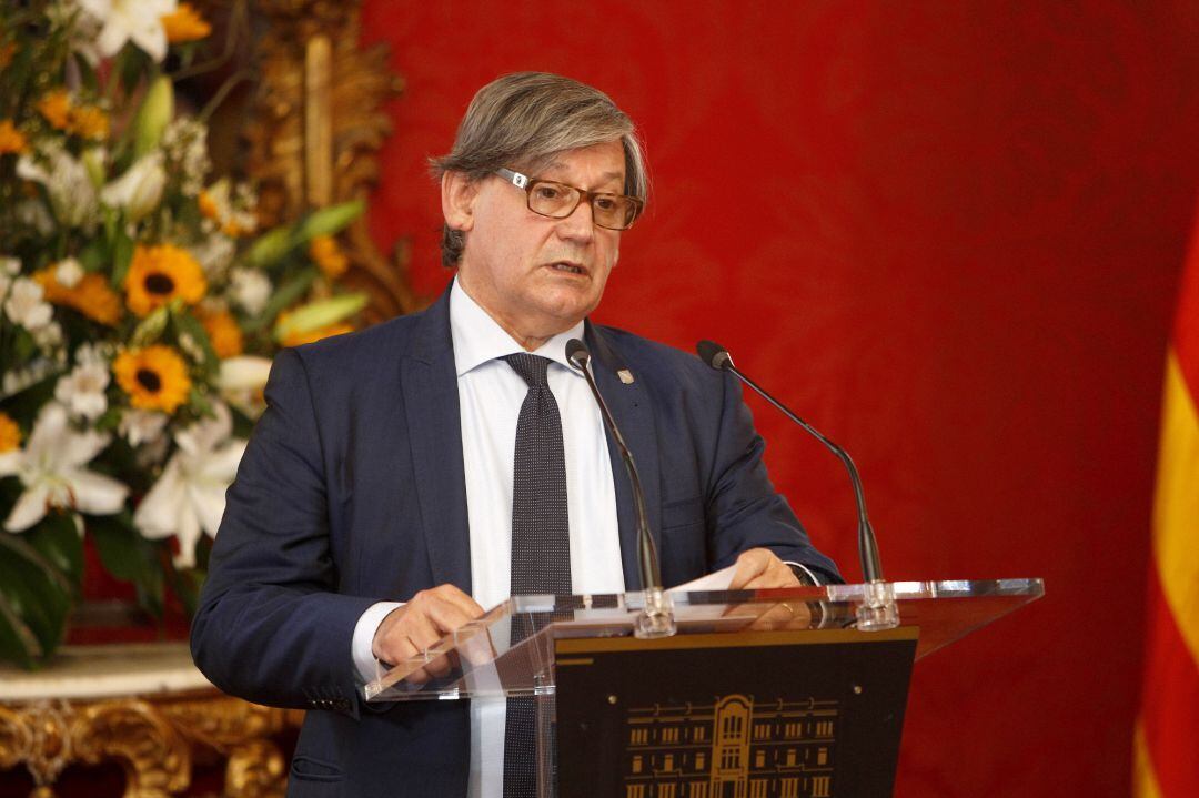 El presidente del Parlament, Vicenç Thomas, interviene durante un acto institucional celebrado en el Parlament balear con motivo del Día de Baleares.