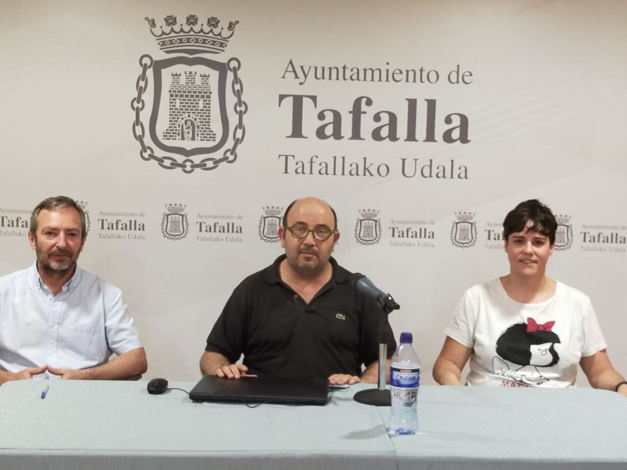 El alcalde de Tafalla, Jesús Arrizubieta, el vicepresidente de Laiak, Karlos Montoya y la concejala de igualdad de Tafalla, Goizeder Juango en la presentación de los actos organizados