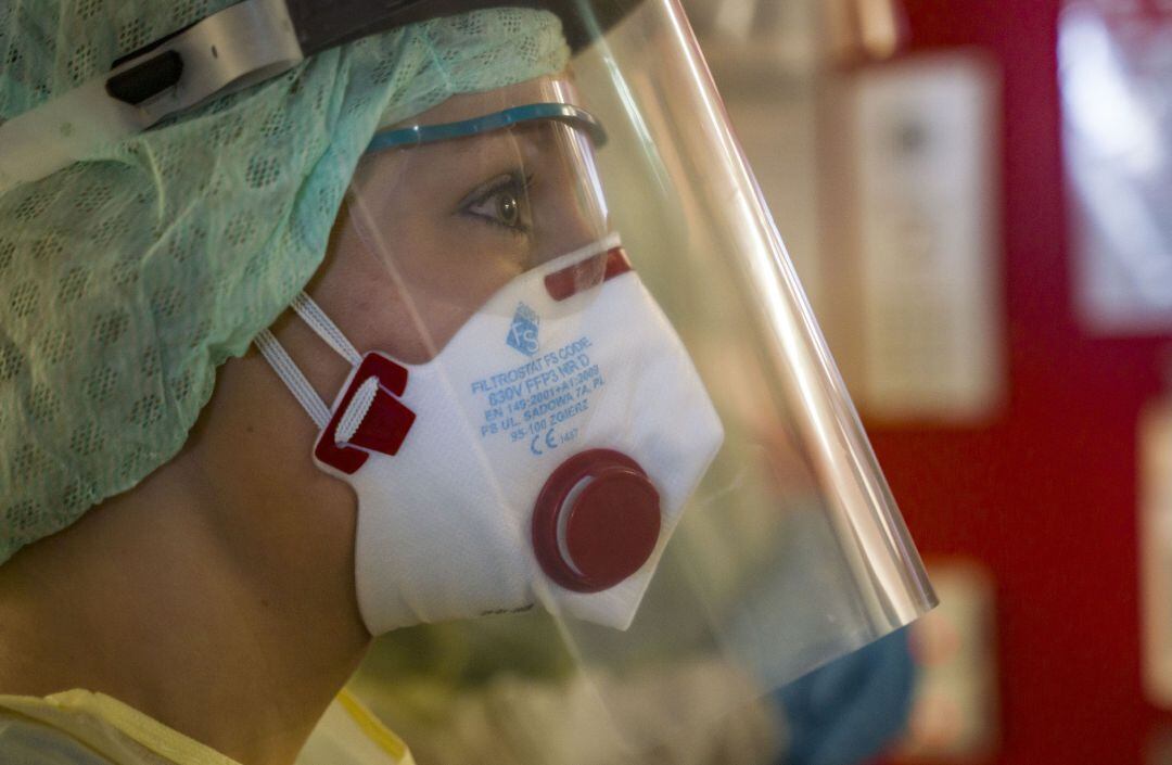 Una enfermera con traje de protección.