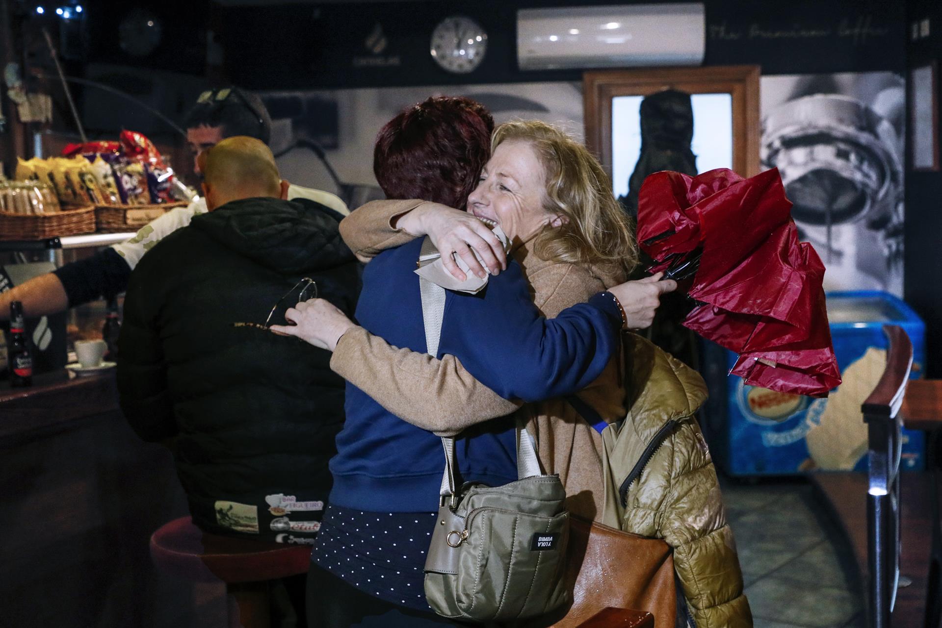 Mar se abraza a una amiga en un bar de A Fonsagrada tras ganar el Gordo