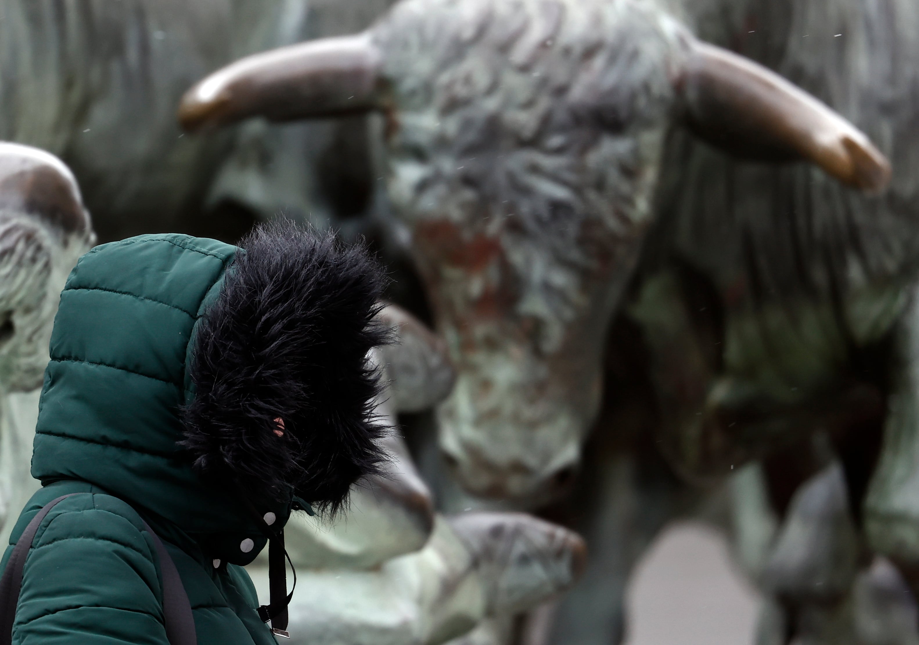 Una mujer se protege del frio en Pamplona