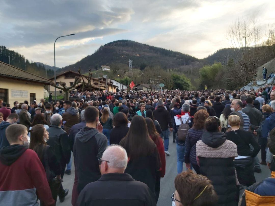 Miles de personas se manifiestan para que las administraciones hallen a los dos trabajadores desaparecidos.