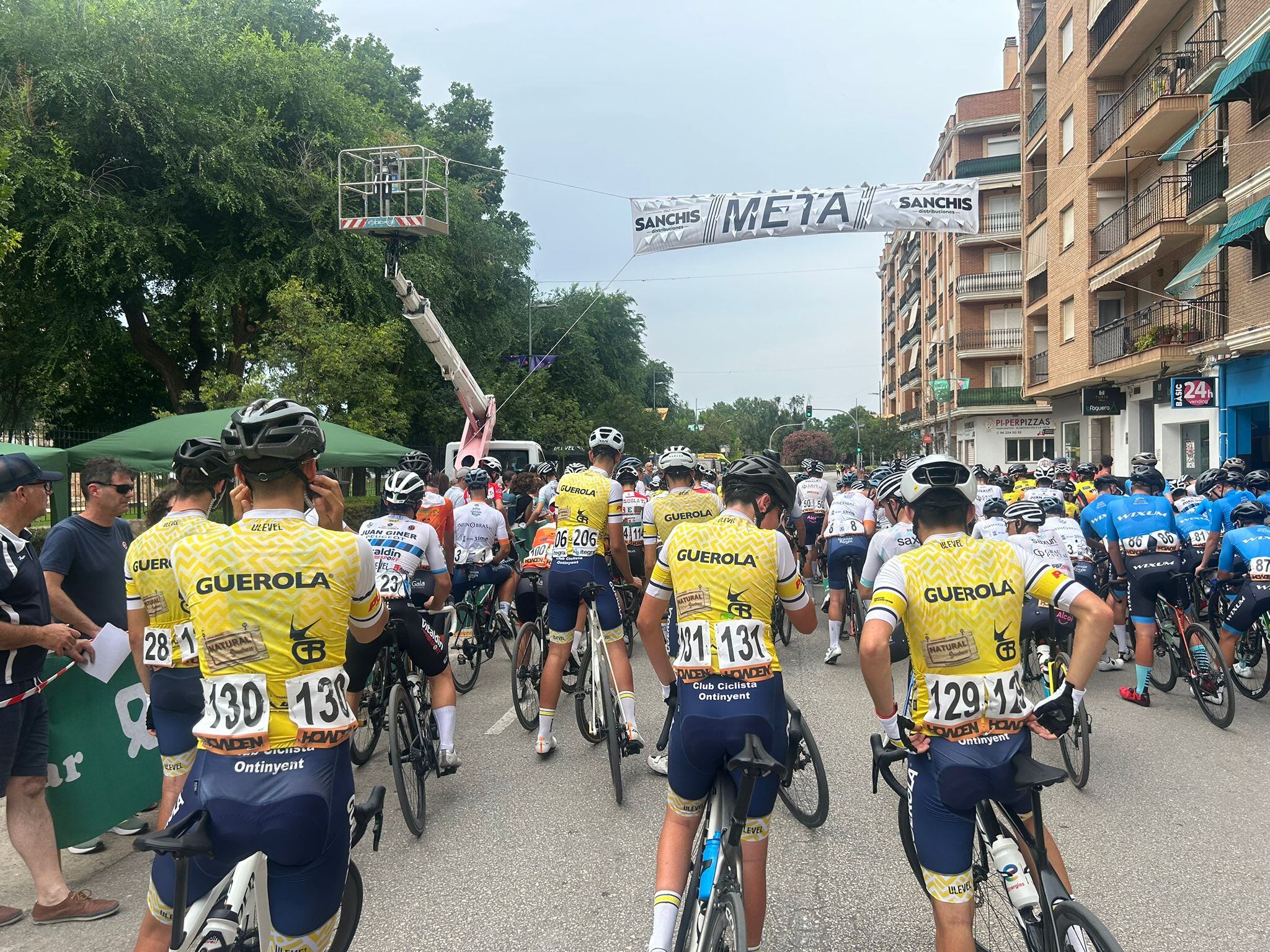 Los corredores del equipo cadete Guerola – Club Ciclista Ontinyent, en la línea de salida minutos antes del inicio del Trofeo Fira de Canals