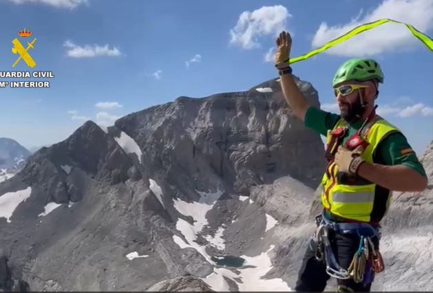 Momento de uno de los rescates de la Guardia Civil