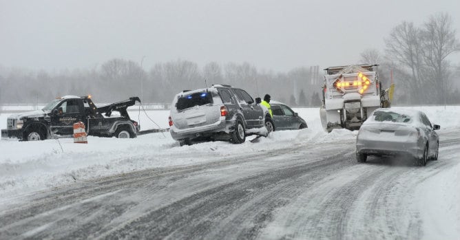 Una grúa remolca un coche en Dedham, Massachussets