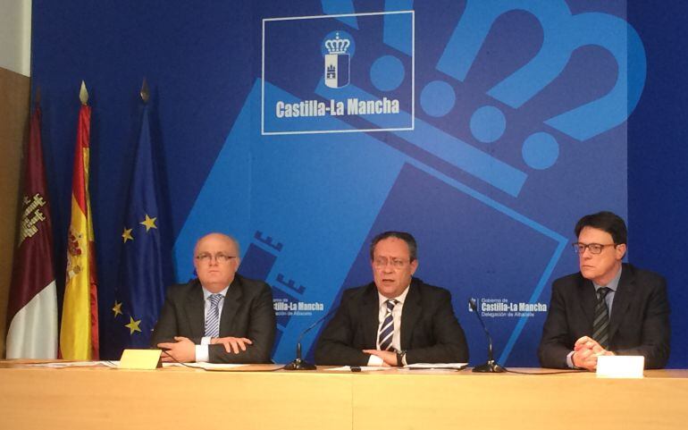 El delegado de la Junta en Albacete (izqda.), el consejero y el director provincial de Hacienda
