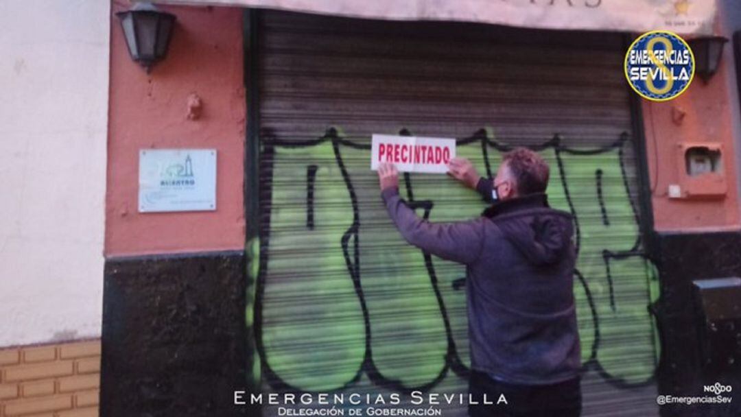 Tienda de alimentación precintada en la calle Arfe.
