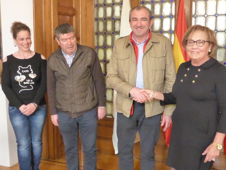 Dario Campos, presidente de la Diputación, con el alcalde de Burela, Alfredo LLano y la Presidenta de la Comisión de Semana Santa , Oliva Cabanas.