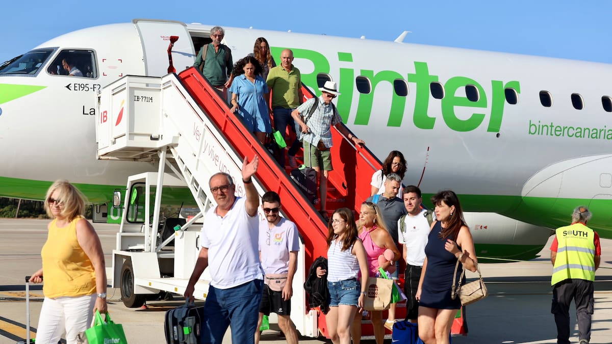 Un vuelo obligatorio entre La Palma y El Hierro: la exigencia del 'decreto canario' al Estado