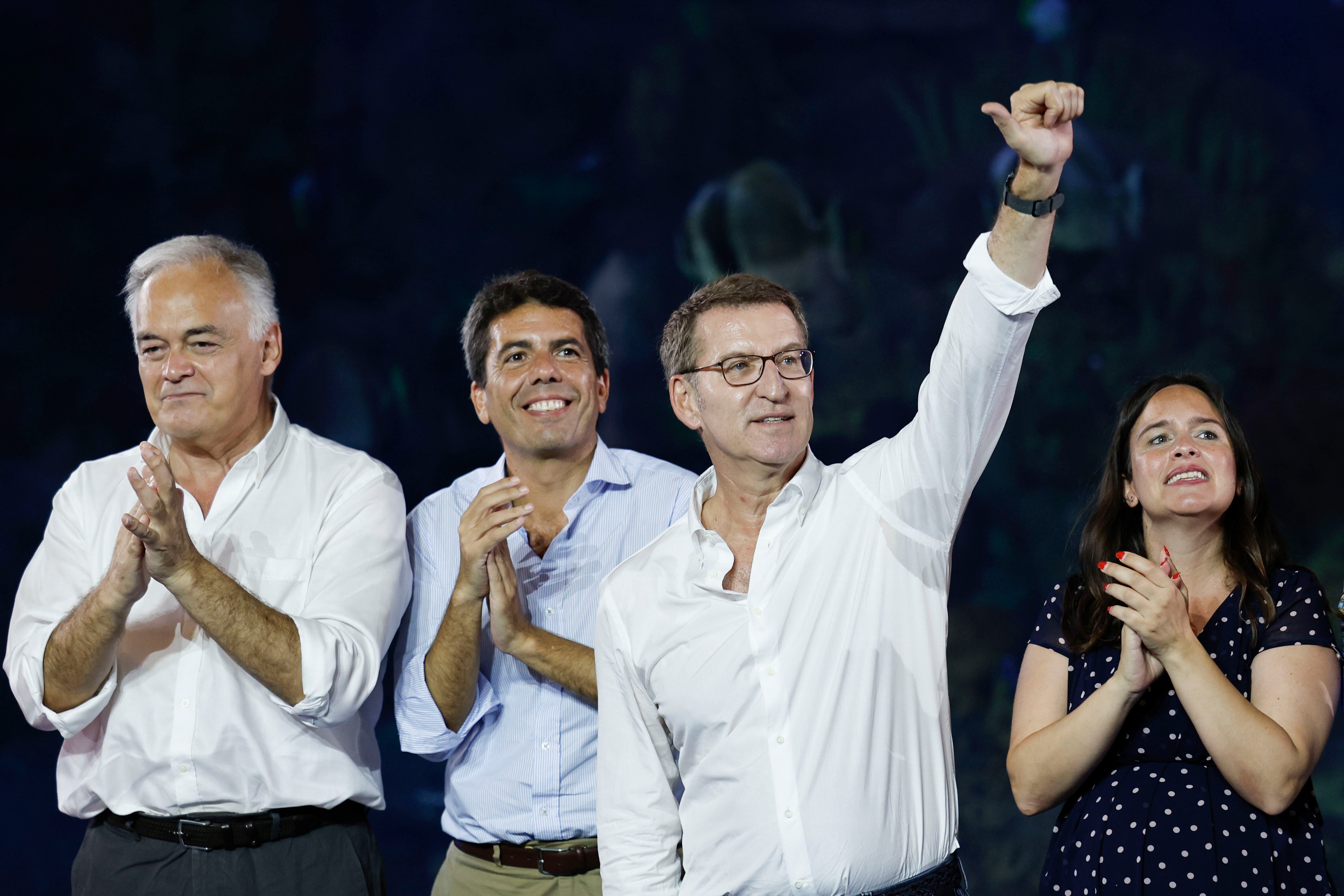 ARCHIVO- El presidente del PP, Alberto Núñez Feijóo, junto al president de la Generalitat, Carlos Mazón, y Esteban González Pons (i)