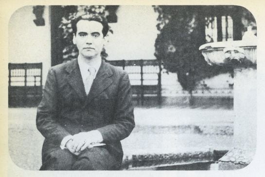 Federico García Lorca en Toledo en la Plazoleta de Los Olmos en los años 30.