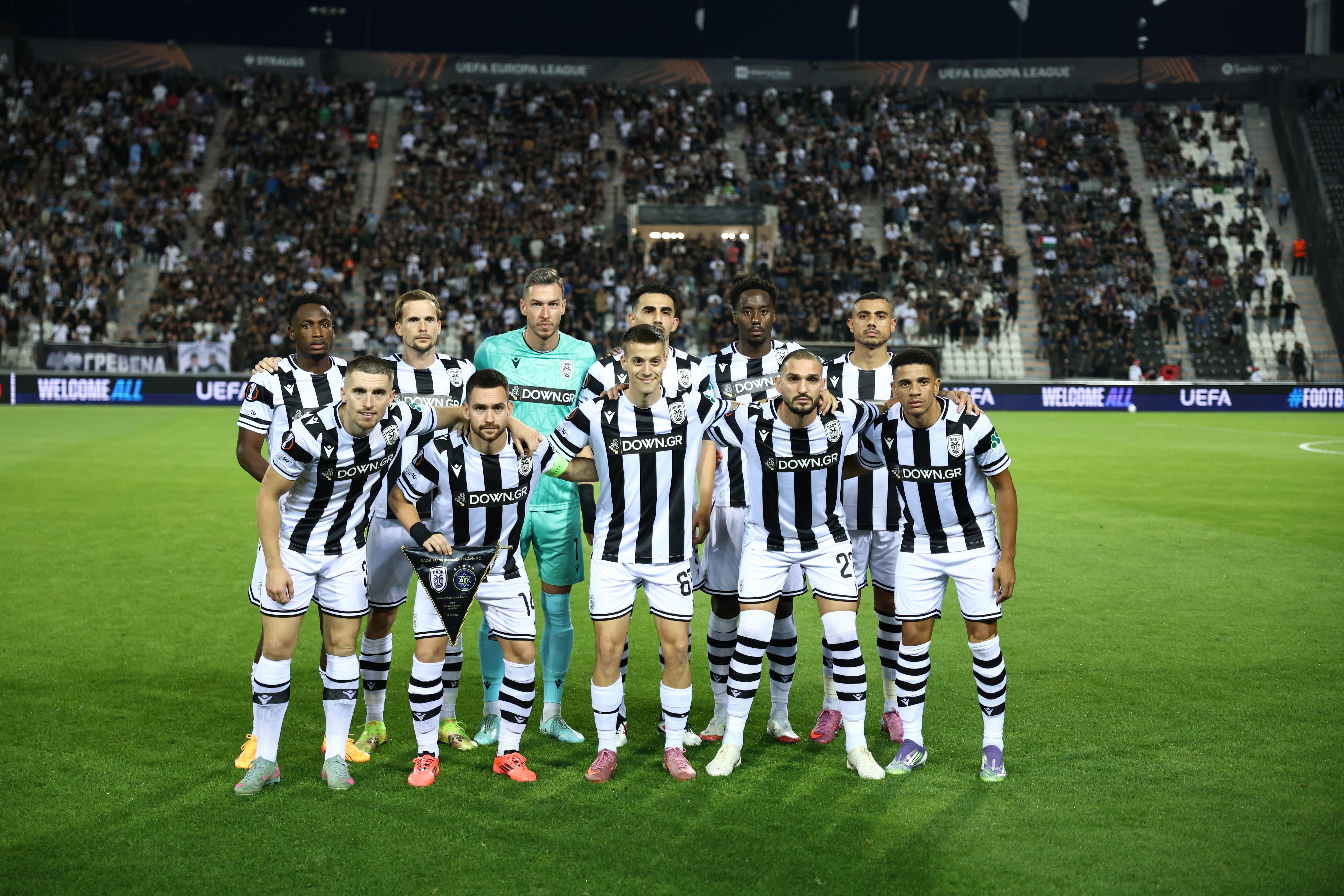 THESSALONIKI (Greece), 24/09/2025.- Players of PAOK pose for a photo ahead of the UEFA Europa League soccer match between PAOK and Maccabi Tel Aviv in Thessaloniki, Greece, 24 September 2025. (Grecia, Salónica) EFE/EPA/ACHILLEAS CHIRAS