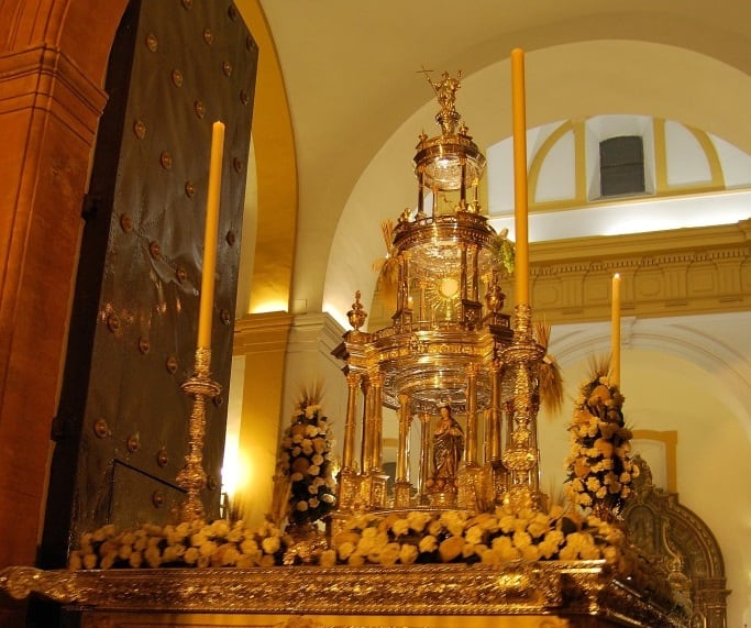 La Custodia de San Bernardo a su salida del templo parroquial