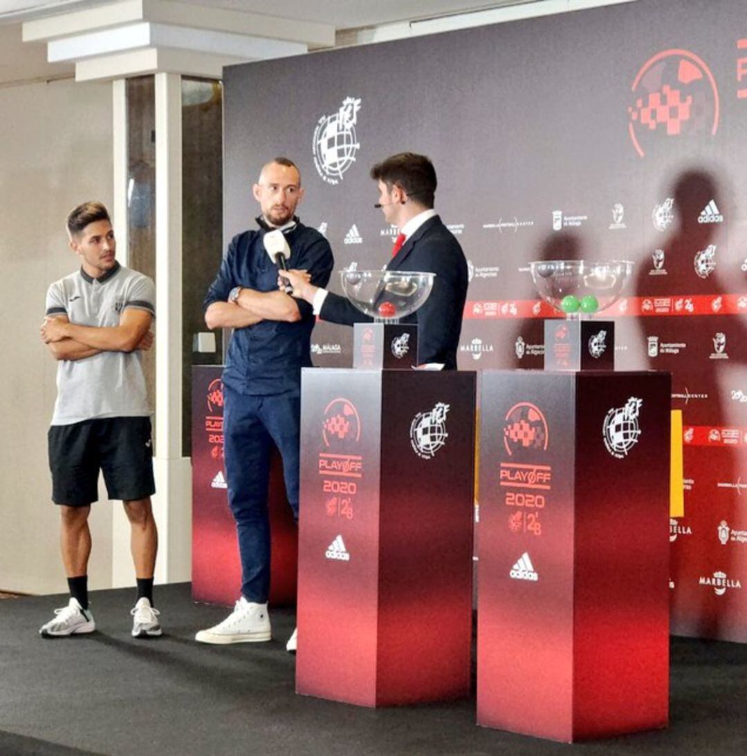 Marc Castells representa al C.D.Castellón en el sorteo