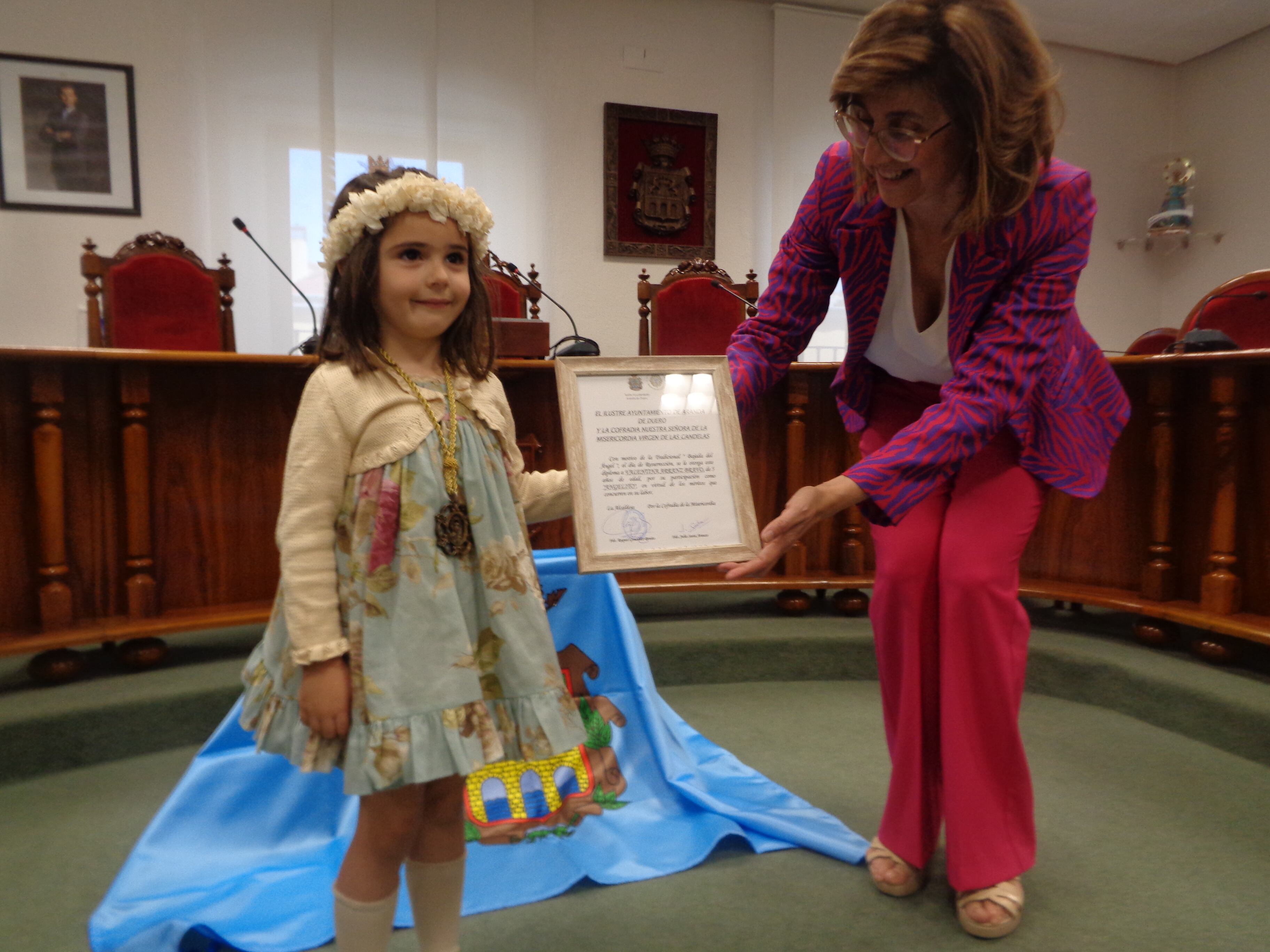 Valentina recibe de manos de la alcaldesa el diploma conmemorativo