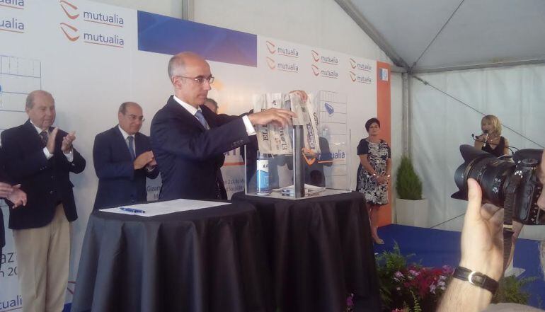El director gerente de Mutualia introduce la prensa del día en la simbólica primera piedra del futuro edificio de Mutualia en Vitoria