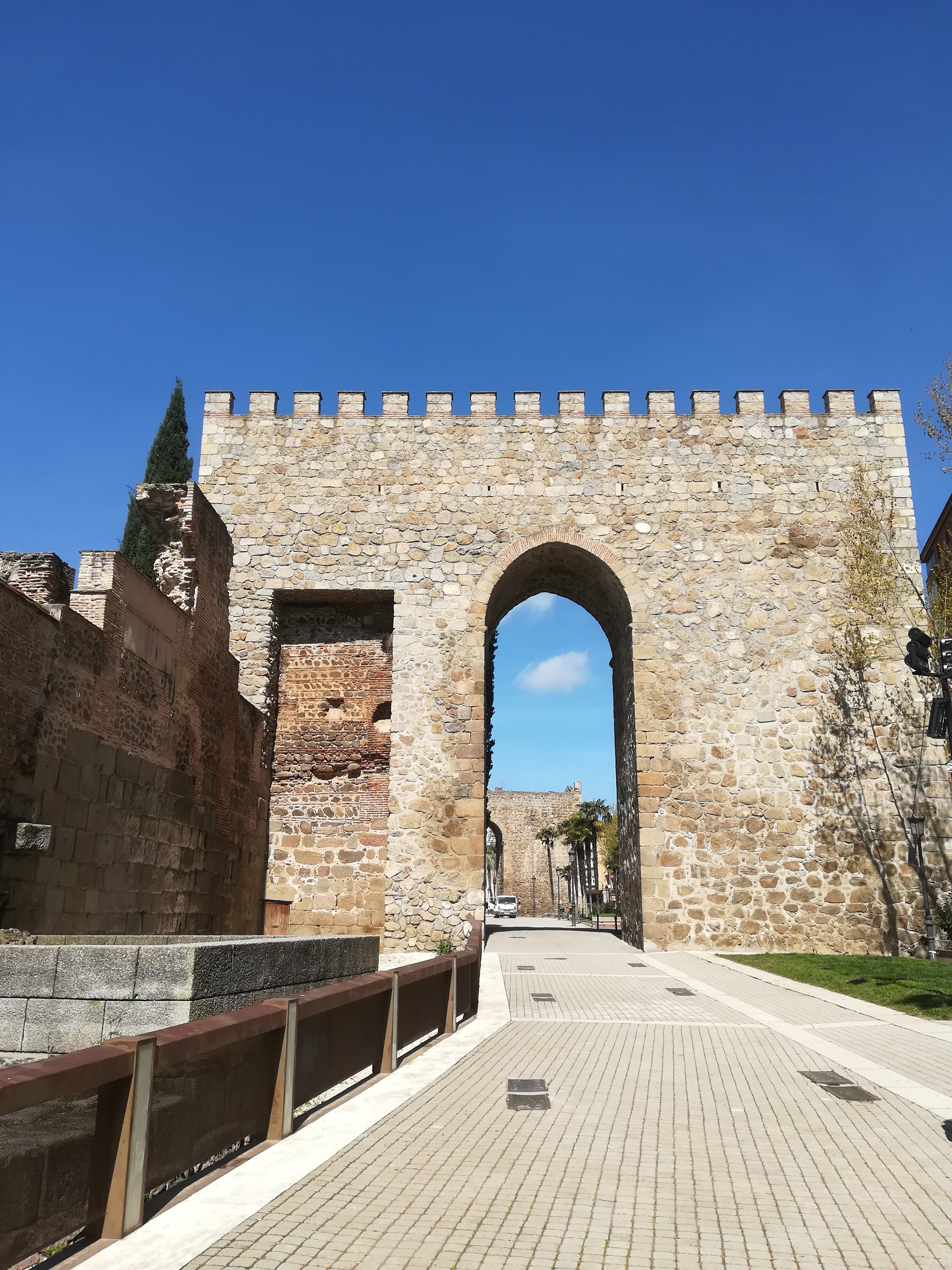 Una de las 8 torres del siglo XIII, de las 17 que hubo en su momento, que sirvieron para reforzar las defensas de la muralla de Talavera de la Reina