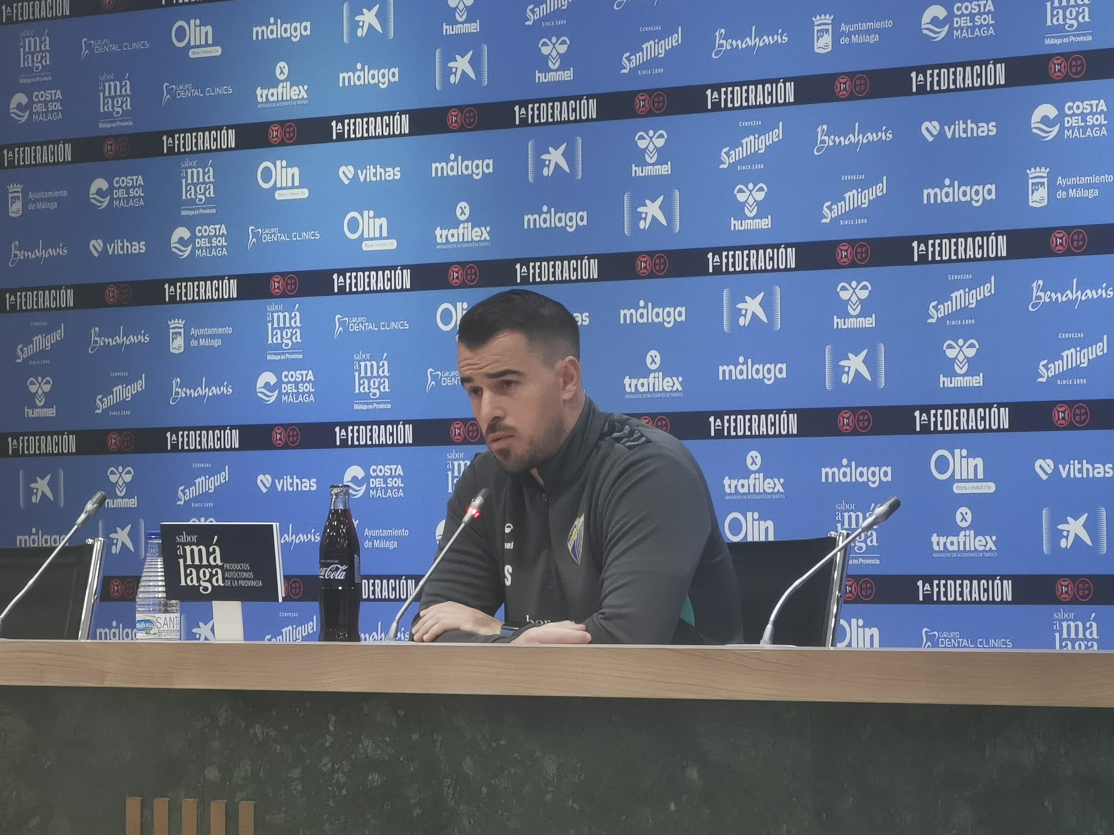 Manolo Sánchez, segundo entrenador del Málaga, en la sala de prensa de La Rosaleda