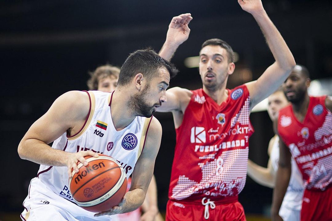 Stefan Sinovec es defendido por Marc García (8) en el duelo en el Cido Arena de Panevezys. Los lituanos ganaron 78-67.