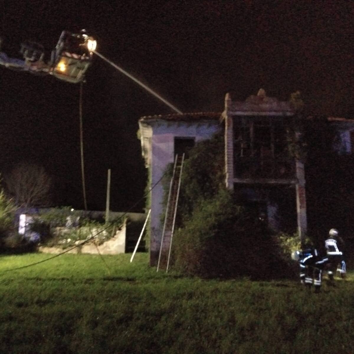 Un incendio calcina una vivienda deshabitada de Sarón