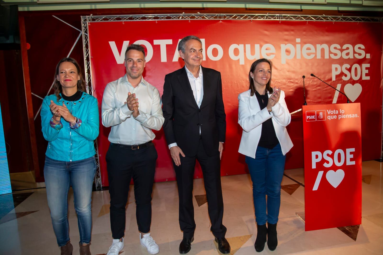 Leire Pajín, Mario Villar, José Luís Rodríguez Zapatero y Cristina Escoda en el cierre del acto del PSOE de Benidorm