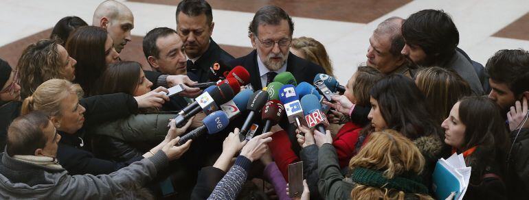 Rajoy, entre un grupo de periodistas este viernes