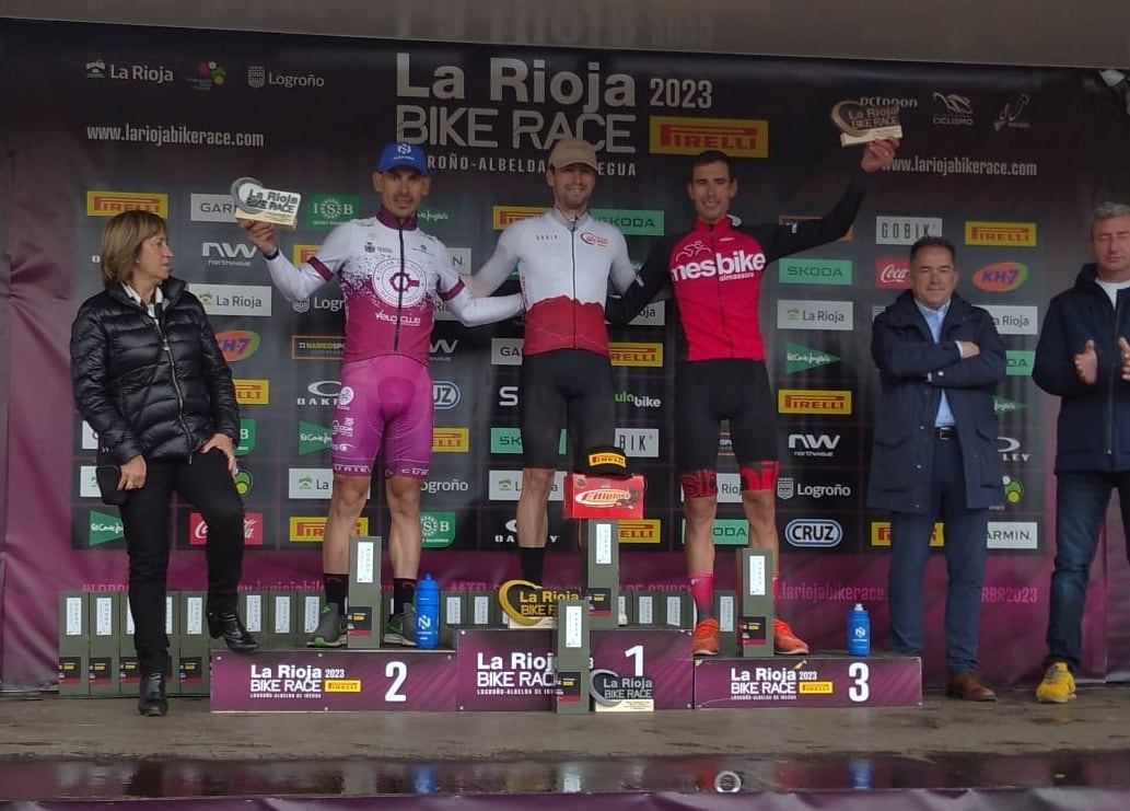 El biker gomellano Luis Ortega (Cillar de Silos - Veloclub Ribera) en el 2º escalón del podio de La Rioja Bike Race