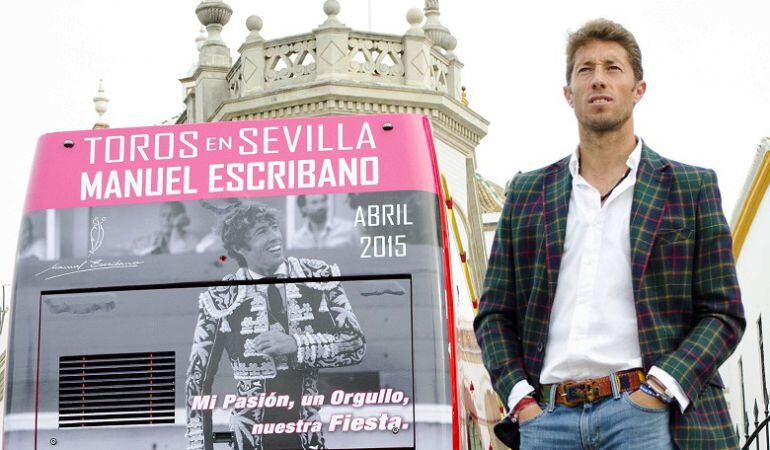 Manuel Escribano ante el autobús turístico que paseará su imagen por las calles de la ciudad