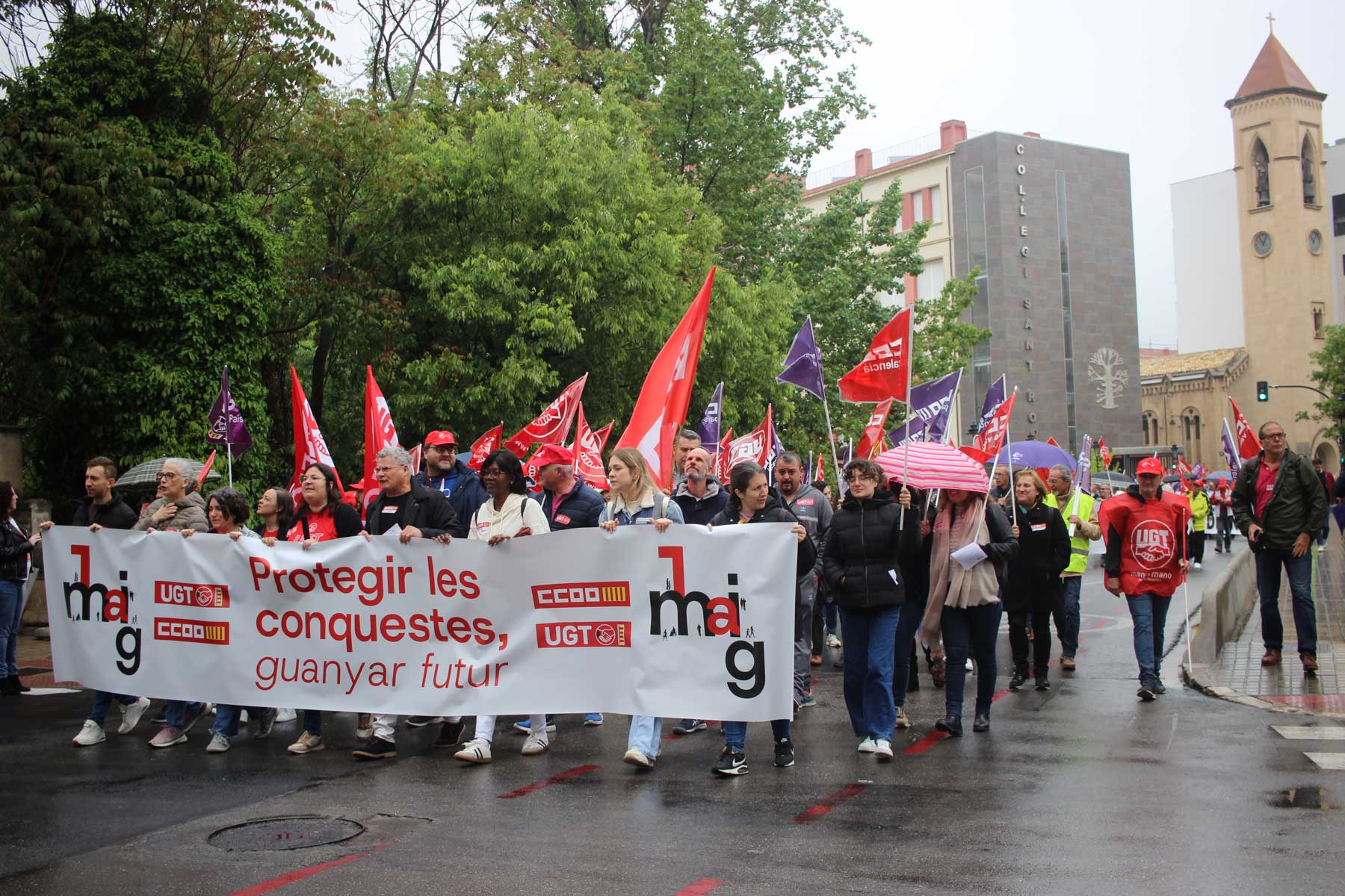La manifestación a su paso por el puente de Sant Roc