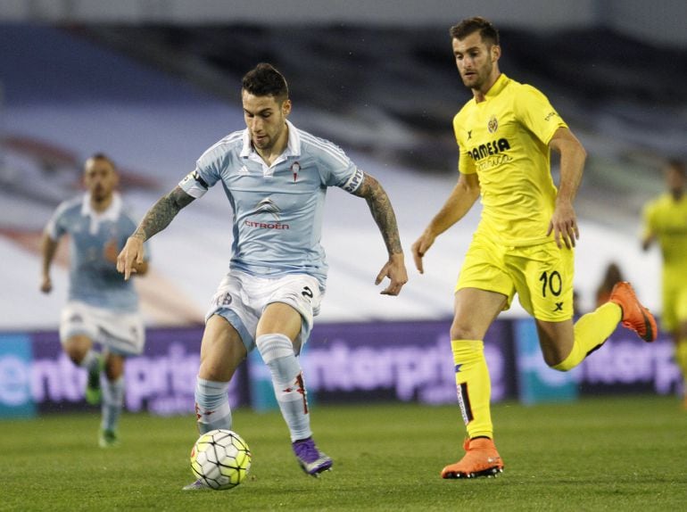 El defensa del Celta de Vigo Hugo Mallo controla el balón