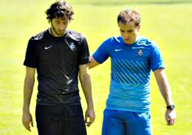 Arrasate conversa con Granero durante una sesión de esta semana en Zubieta.