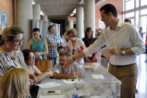 Rubén Alfaro, alcalde de Elda por el PSOE ejerciendo su derecho al voto