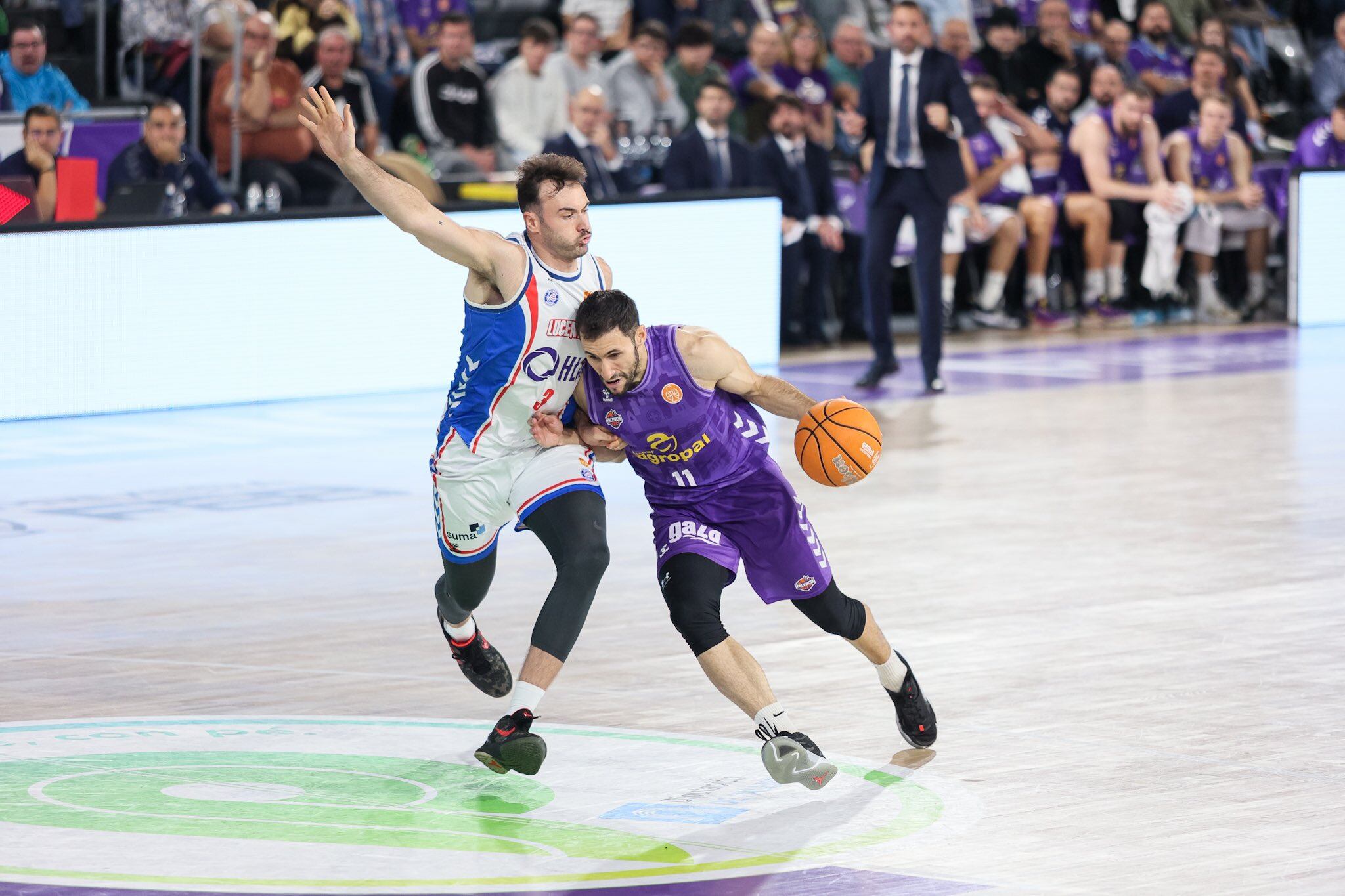 Unai Mendicote defiende una acción de Manuel Rodríguez Barrientos. Foto: Súper Agropal Palencia