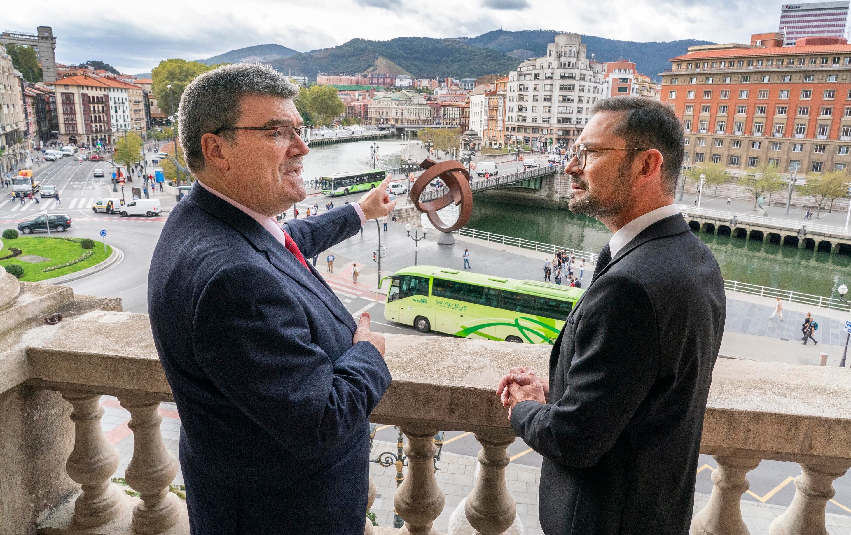 El Alcalde de Bilbao, Juan Mari Aburto, y el director de Sector Público de Google Cloud EMEA (Europa, Oriente Medio y África), Olivier Desquesses.