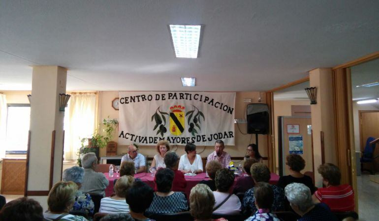 Momento de la charla de Mercedes Vega, directora del Centro Comarcal del Servicios Sociales Comunitarios.