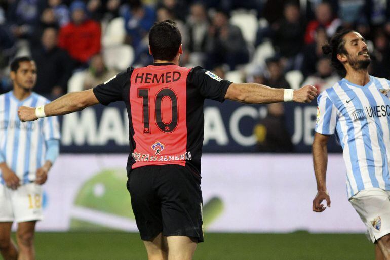 GRA234. MÁLAGA. 03/01/2015.- El delantero israelí de la UD Almería Tomer Hemed celebra su segundo gol, durante el partido de la decimoséptima jornada de Liga en Primera División que Málaga y Almería disputan esta noche en el estadio de La Rosaleda, en Mál