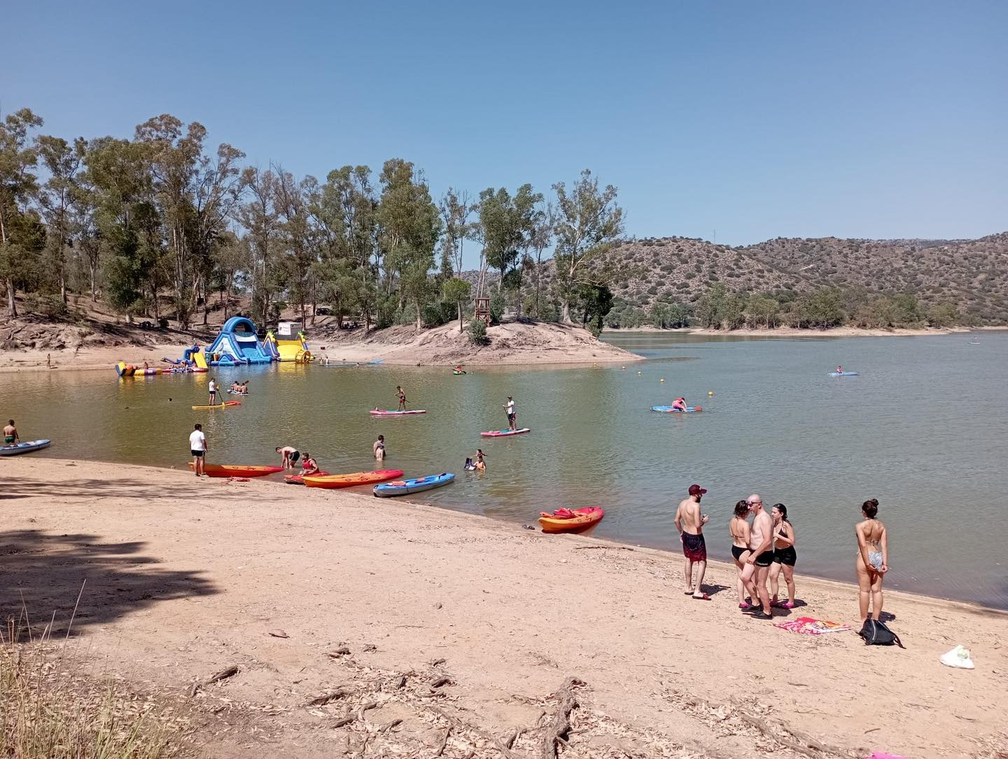 Bañistas en el embalse de El Encinarejo de Andújar.