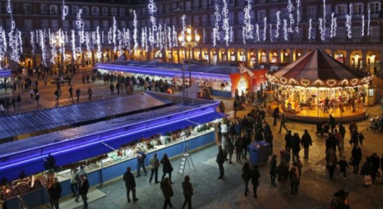 Feria de Artesanía de Navidad en la Plaza de España de Madrid