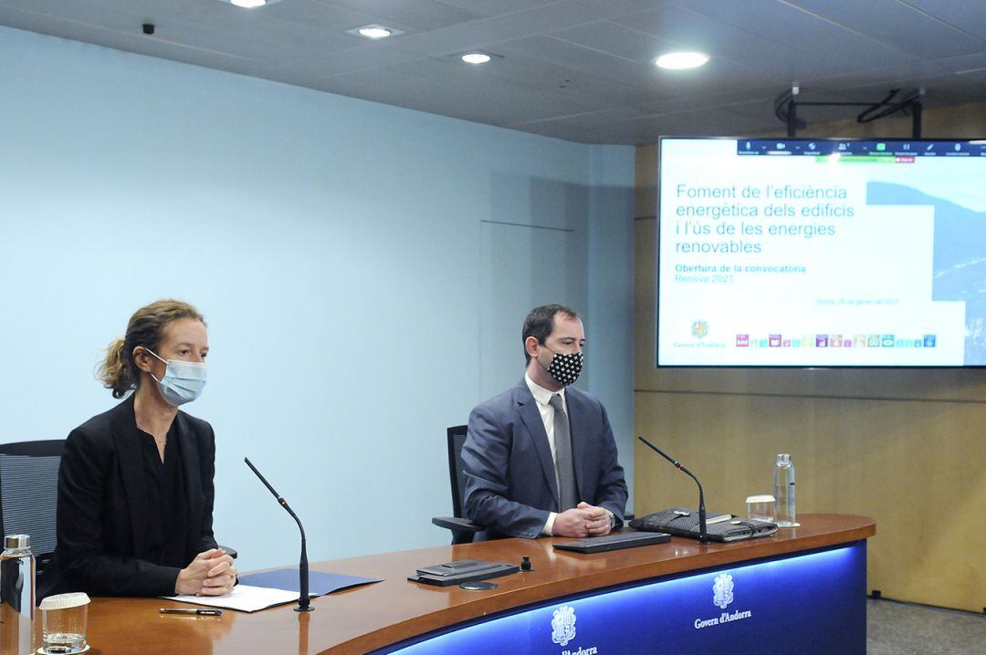 La ministra de Medi Ambient, Agricultura i Sostenibiltat, Sílvia Calvó, i el director de l'Oficina de l'Energia i el Canvi Climàtica, Carles Miquel, durant la roda de premsa de presentació del programa.