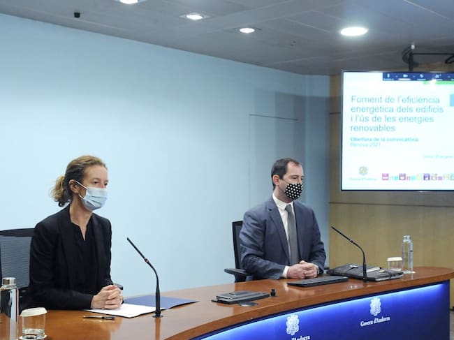 La ministra de Medi Ambient, Agricultura i Sostenibiltat, Sílvia Calvó, i el director de l'Oficina de l'Energia i el Canvi Climàtica, Carles Miquel, durant la roda de premsa de presentació del programa.