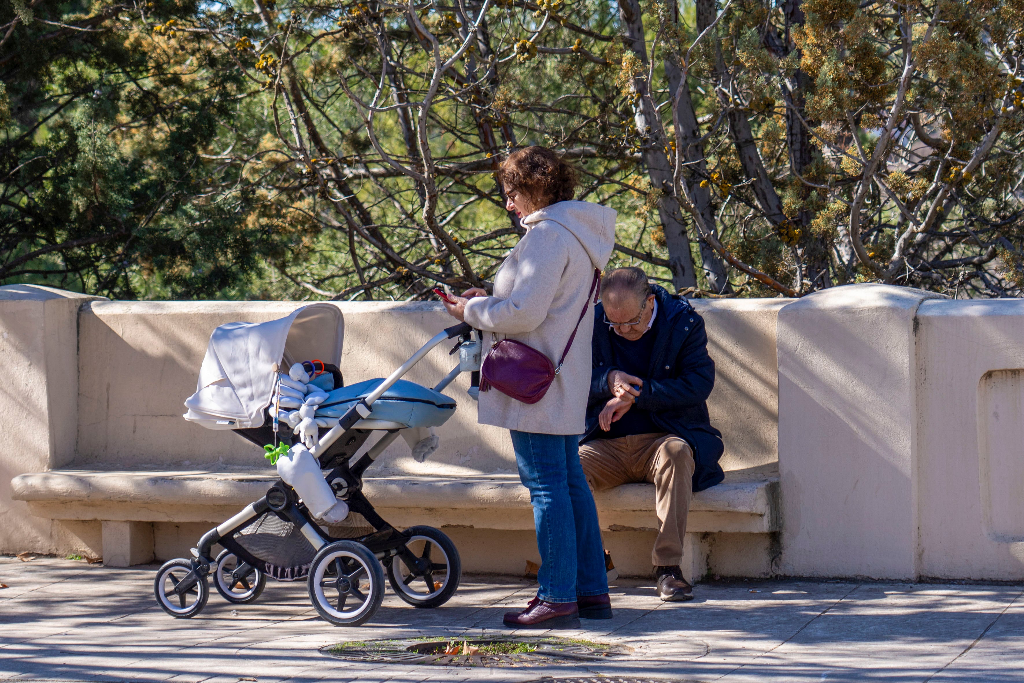 TERUEL, 18/02/2026.- En Aragón nacieron en 2025 un total de 8.709 bebés, que son un 1,3 por ciento más que el año anterior frente al incremento del 0,99 del conjunto del país, según la estimación mensual de nacimientos publicada este miércoles por el Instituto Nacional de Estadística (INE). En la imagen, familias con sus niños, este miércoles en Teruel. EFE/Antonio García