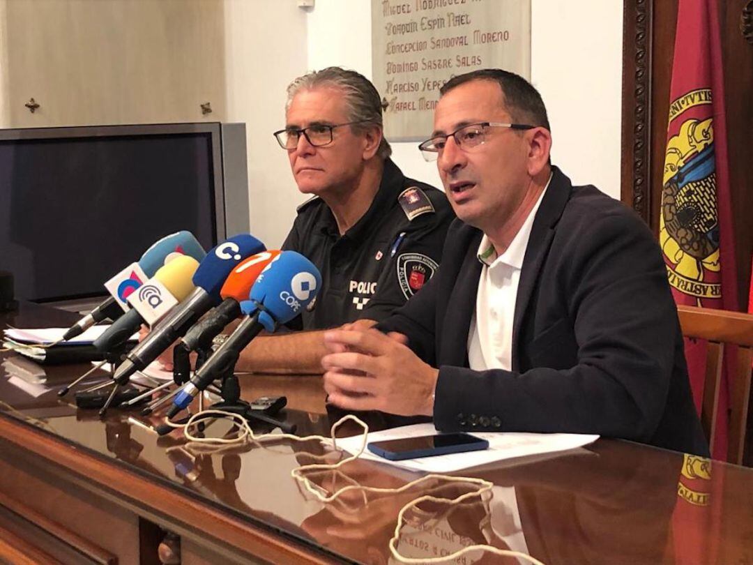 José Luís Ruíz Guillén, concejal de Seguridad Ciudadana, junto al inspector jefe de la Policía Local, José Antonio Sansegundo